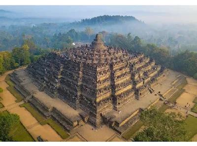  Candi Borobudur: A Majestic Journey Through Ancient Java!