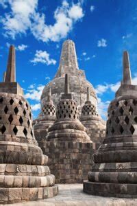 Candi Borobudur: A Majestic Journey Through Time and Spirituality!